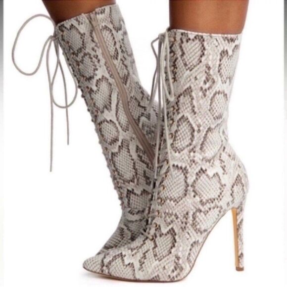 Shoes - Beautiful Snake Pointy Toe Boots Size 6